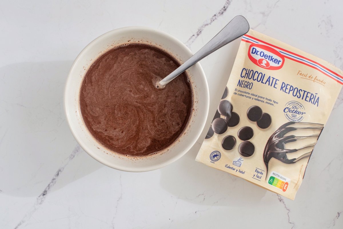 Integramos el chocolate con el agua de la tarta de cumpleaños Dr. Oetker