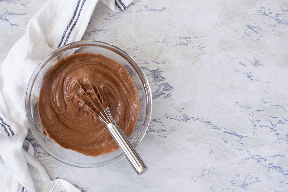 Integramos el chocolate en la crema del milhojas de chocolate