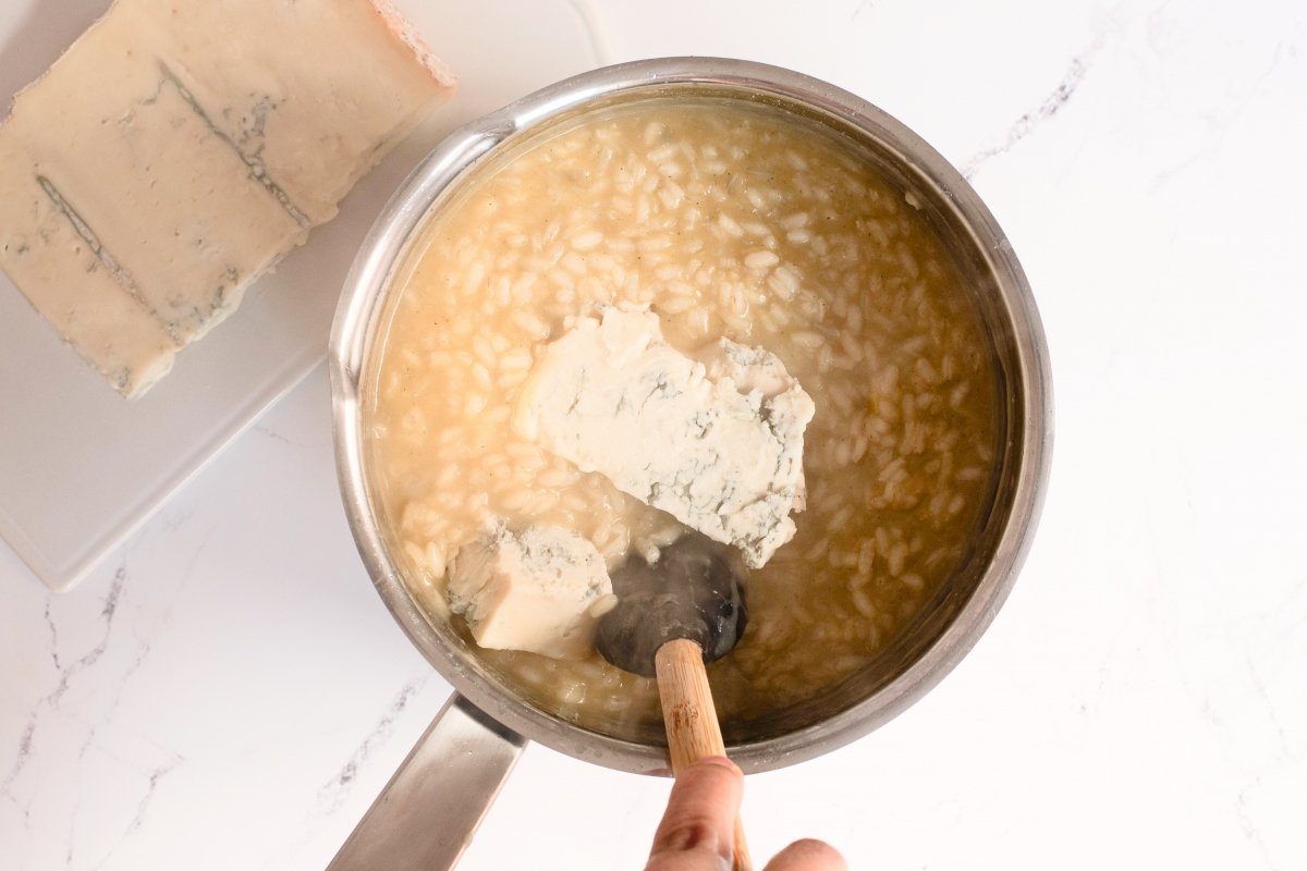 Integramos el queso del risotto de queso gorgonzola y pera