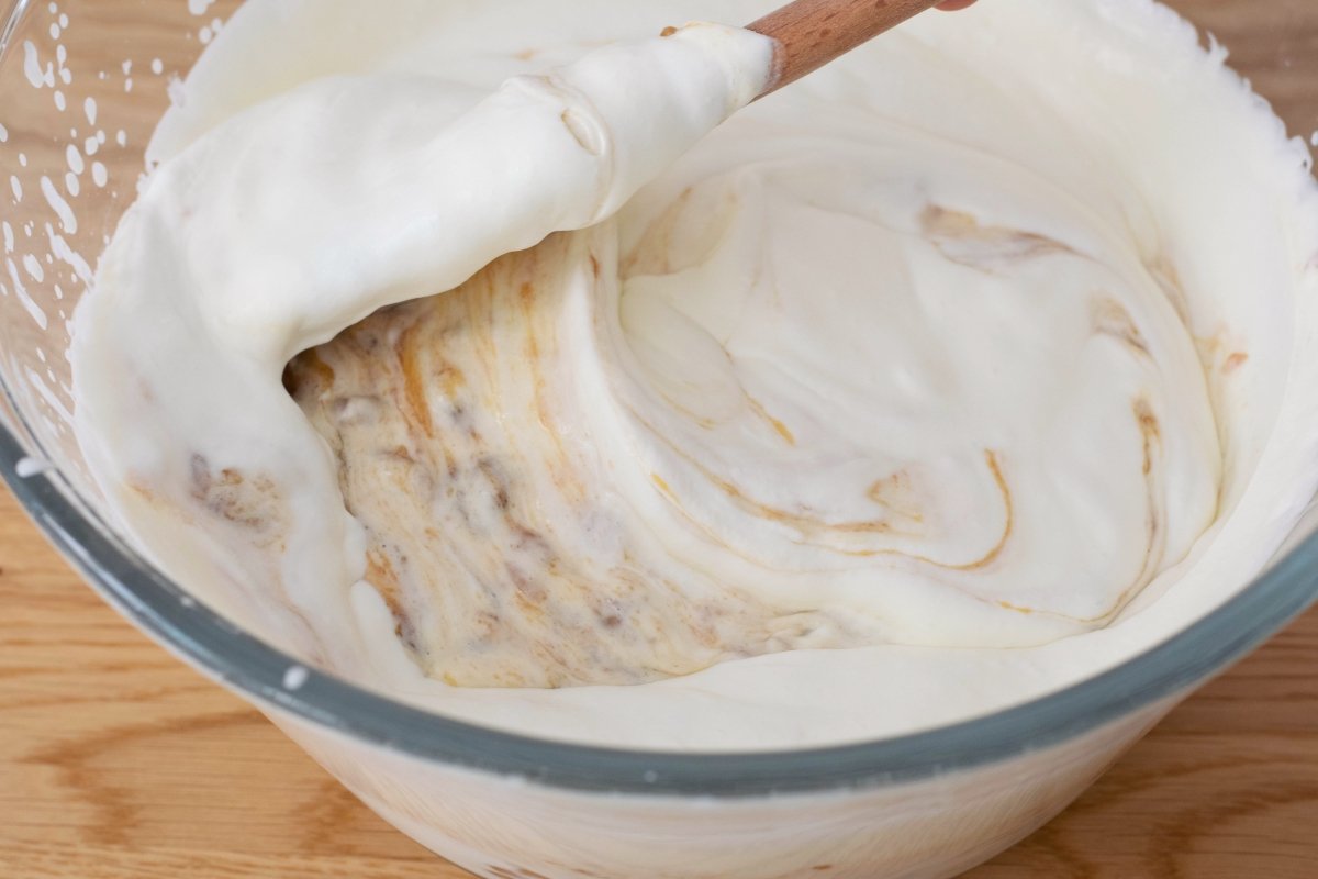 Integramos el turrón en la nata de la mousse de turrón blando