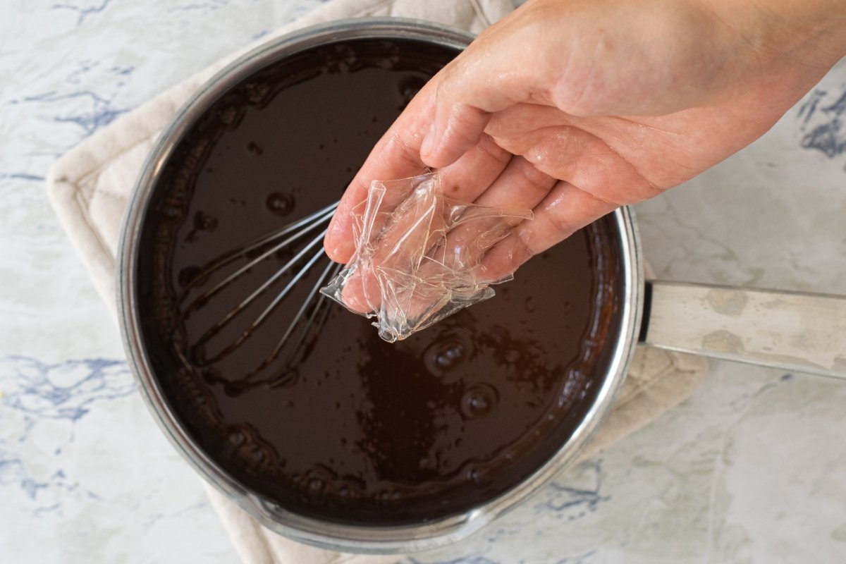 Integramos la gelatina de la copa de chocolate y nata