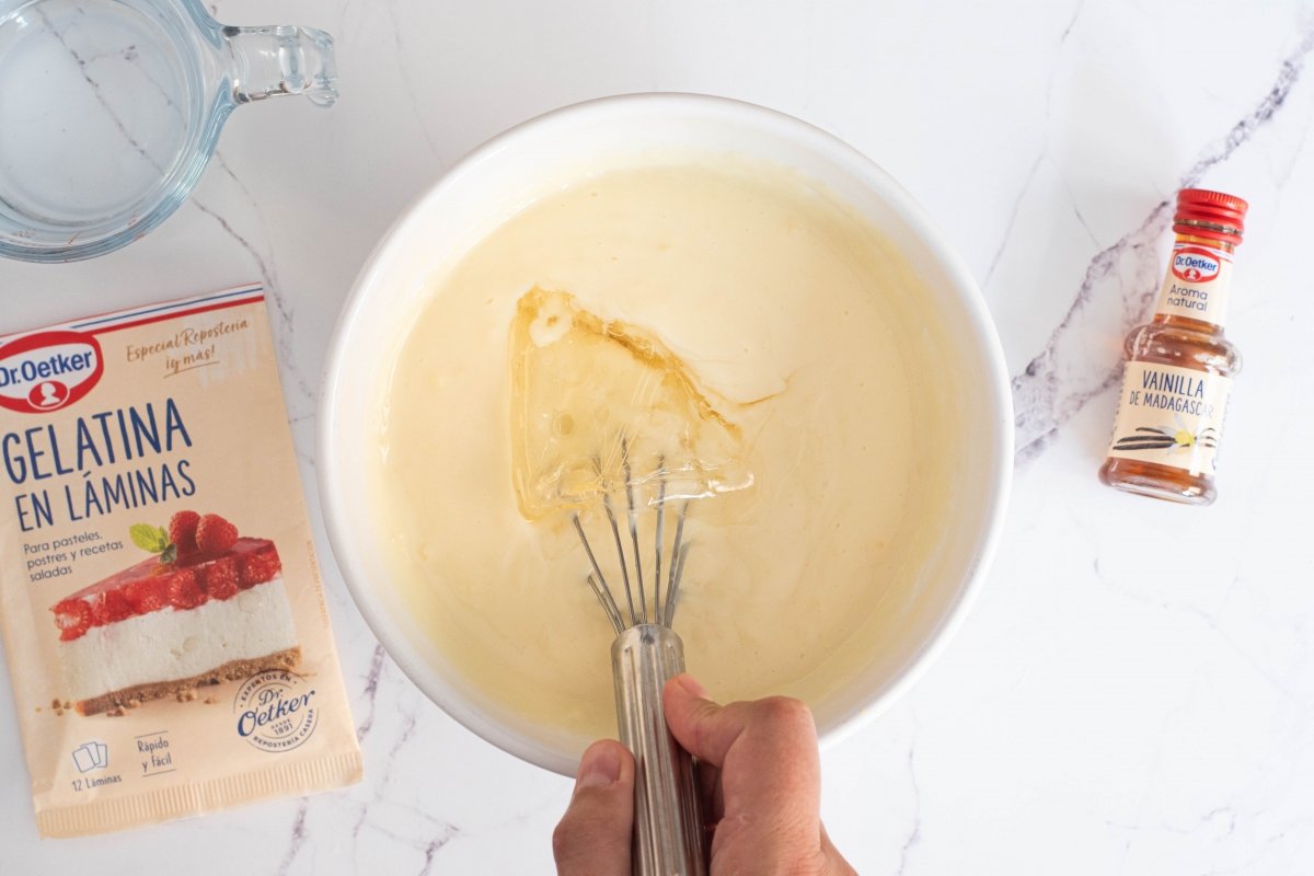 Integramos la gelatina de la tarta milhojas de vainilla con chocolate