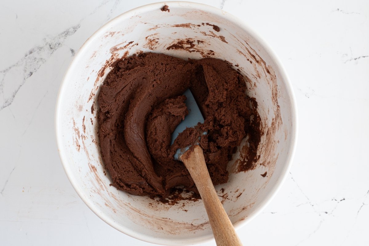 Integramos la harina de los alfajores de chocolate