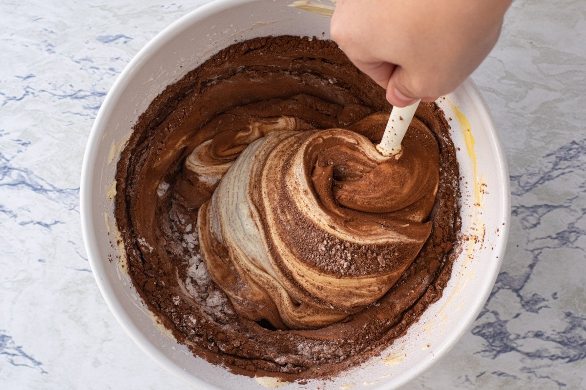 Integramos la harina del pastel de chocolate