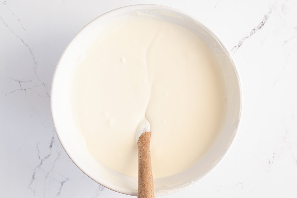 Integramos la leche condensada con la nata de la tarta de nata portuguesa