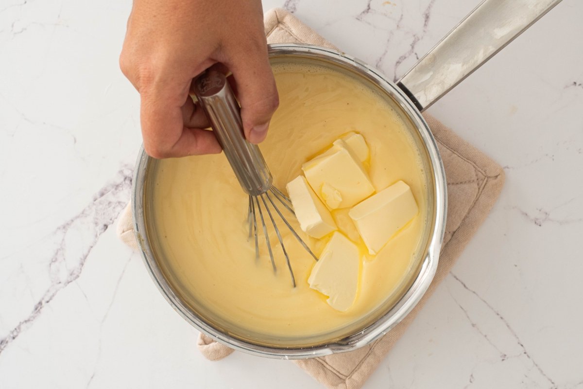 Integramos la mantequilla de la crema de la tarta Napoleón