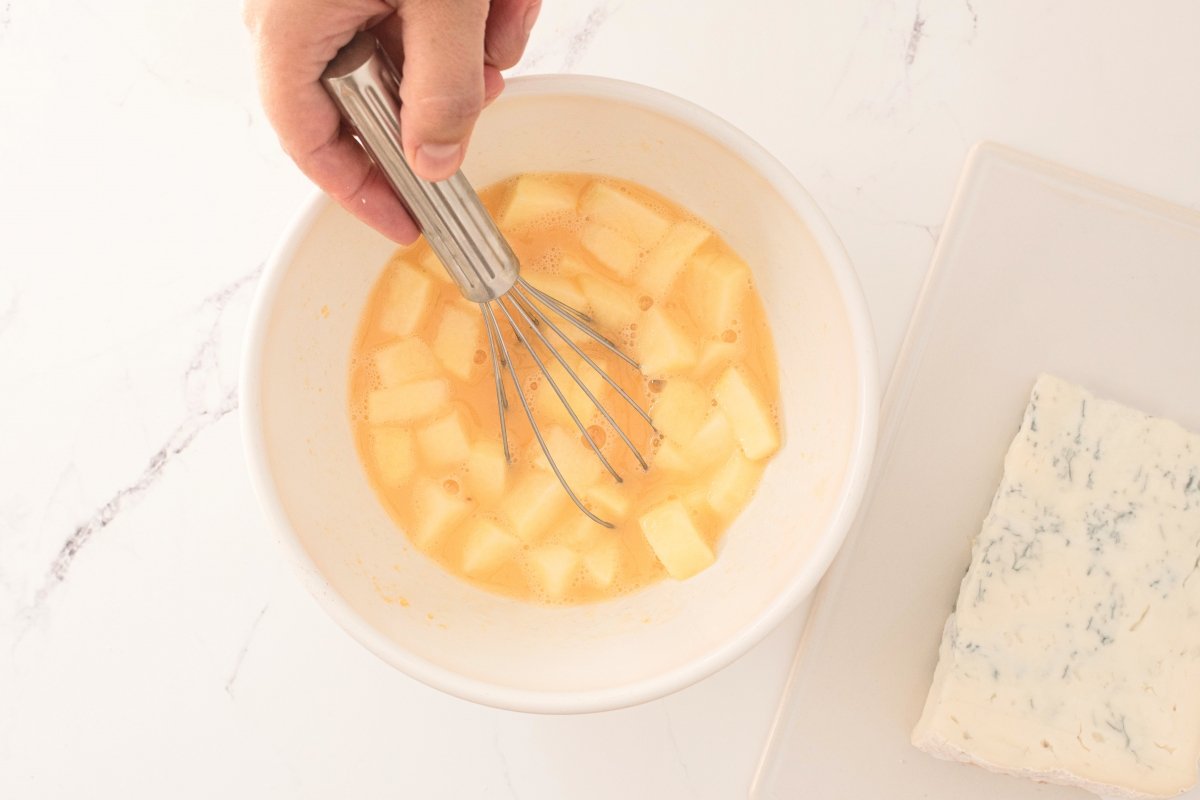 Integramos la manzana de las tartaletas de queso Gorgonzola con manzana