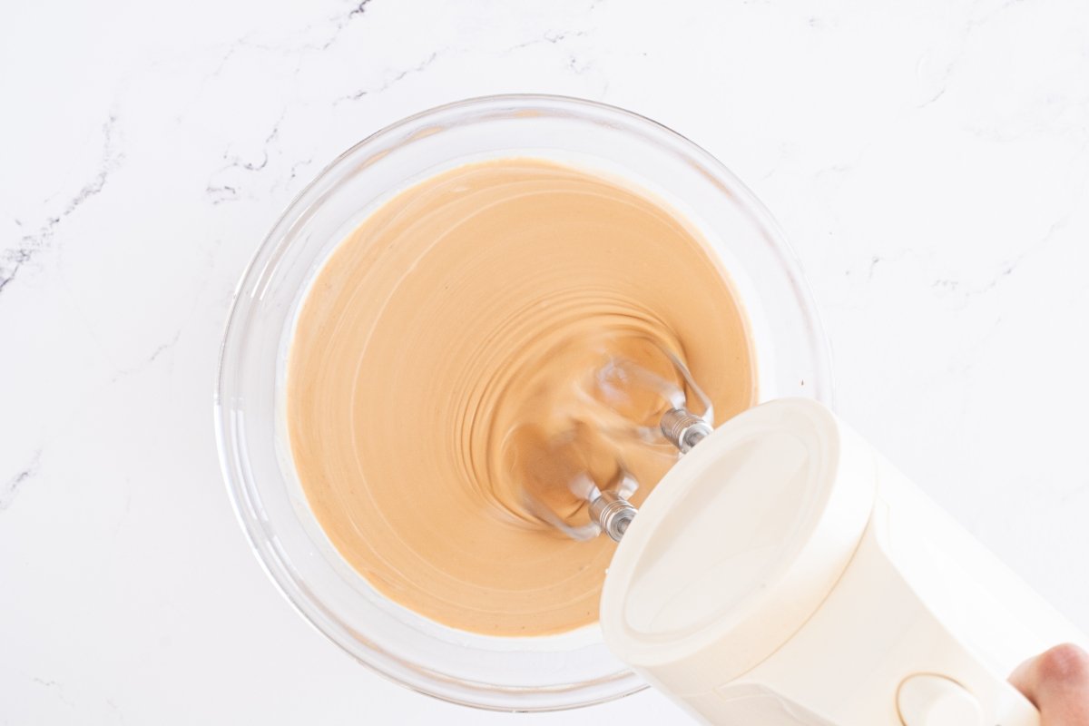 Integramos la nata con el dulce de leche