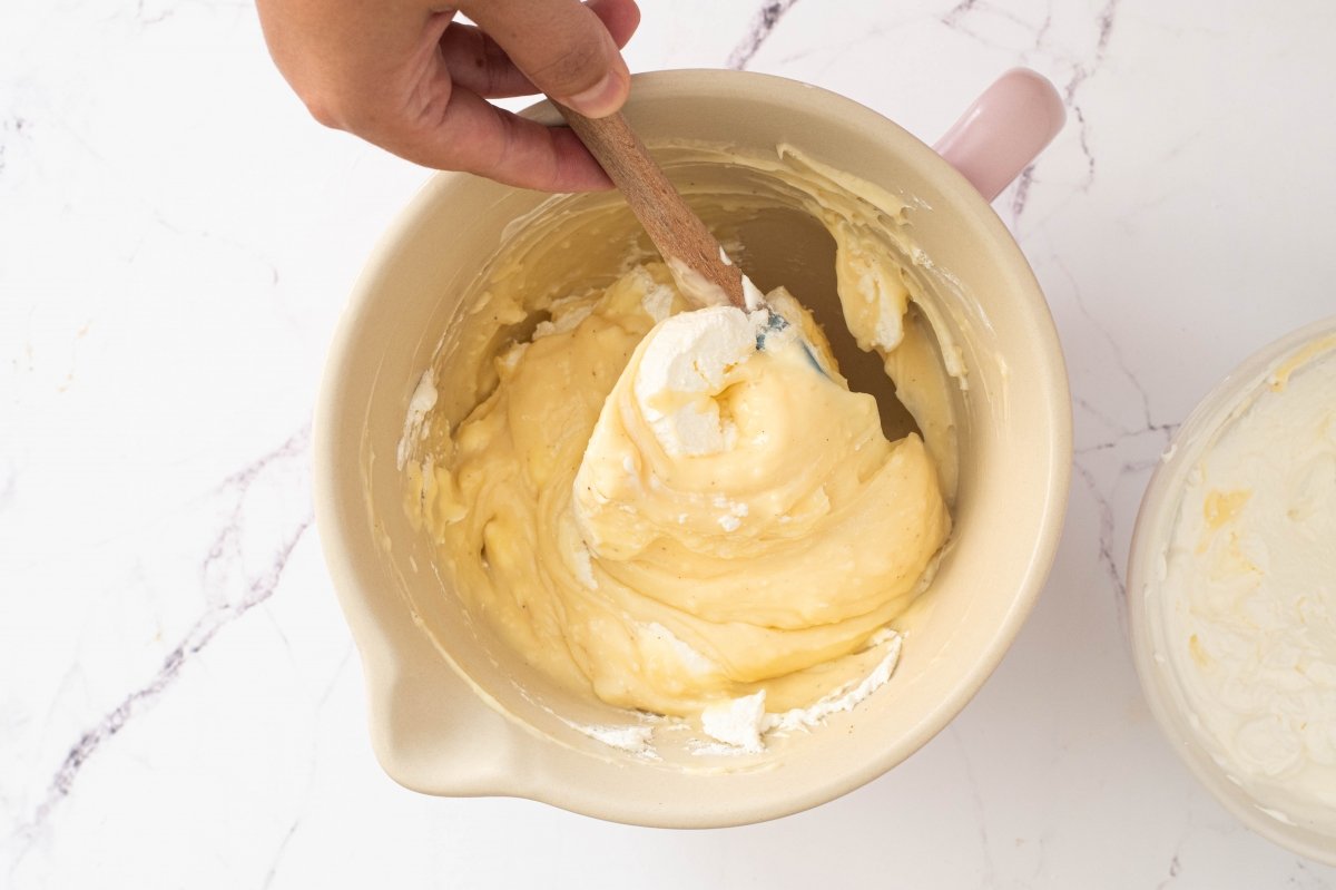 Integramos la nata de la crema de la tarta de chocolate y crema pastelera