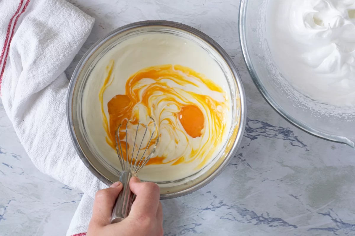 Tarta de queso japonesa 7 Integramos las yemas en la mezcla de la tarta de queso japonesa