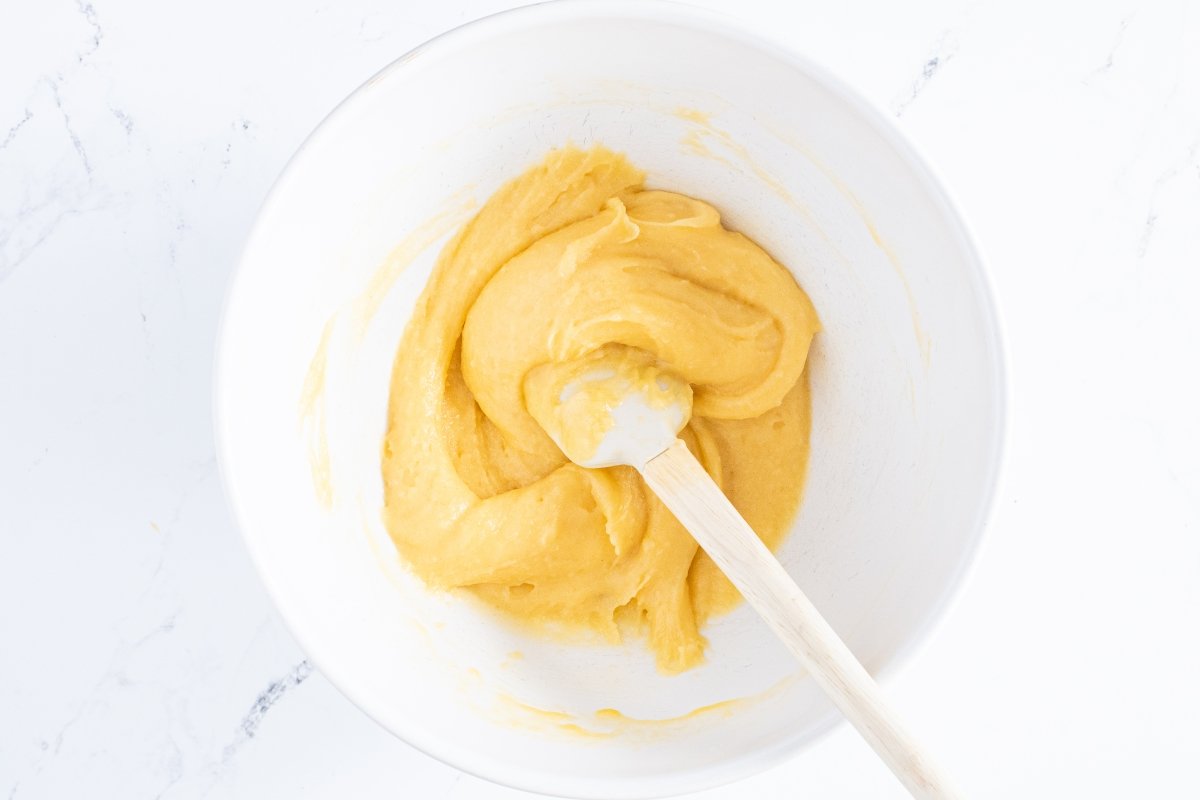 Integramos los huevos a la masa