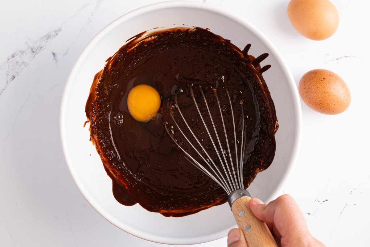 Integramos los huevos de los muffins de chocolate
