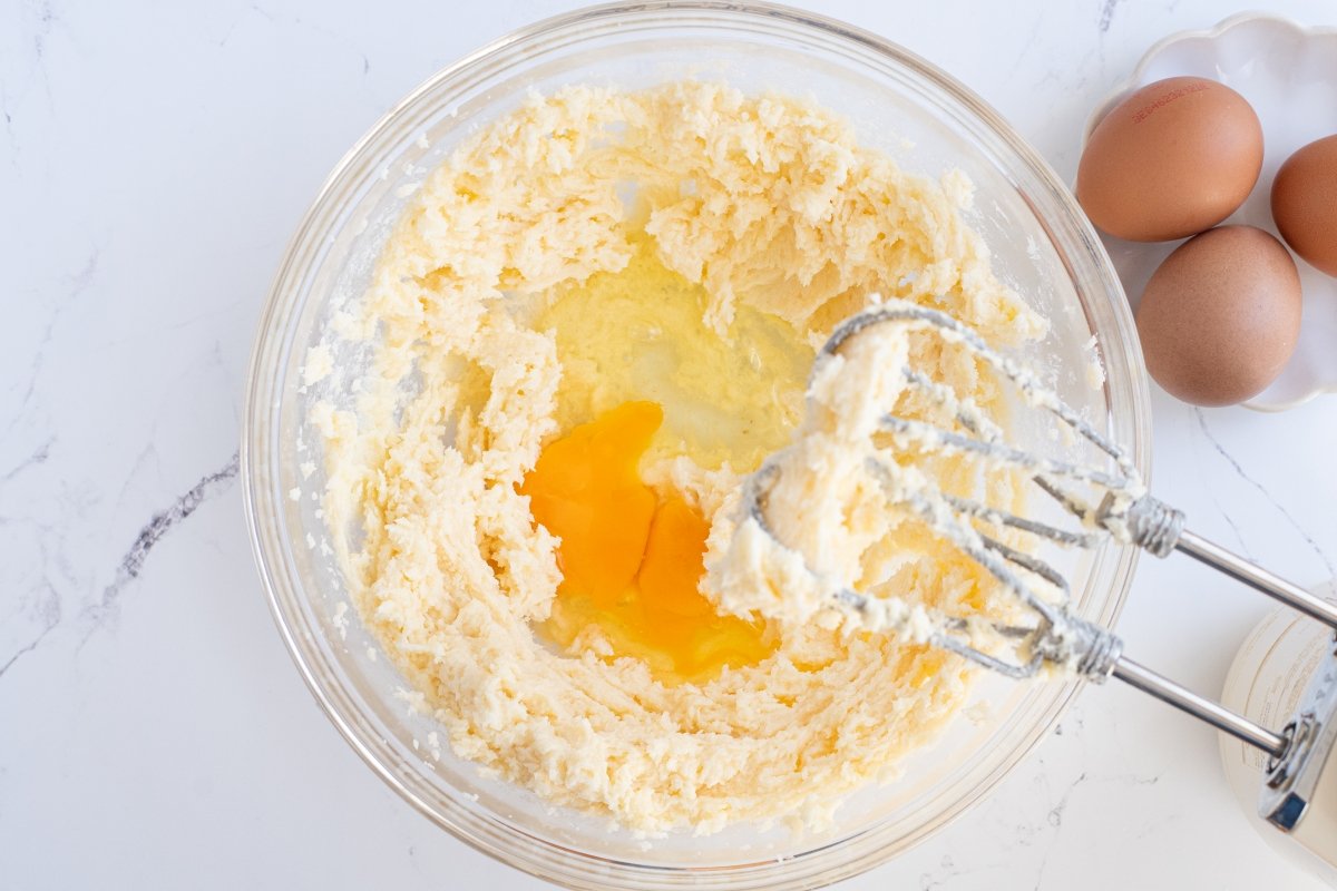 Integramos los huevos del victoria sponge cake