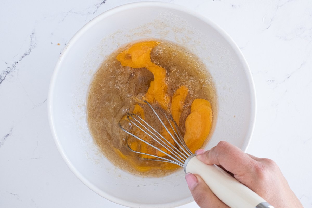 Integramos los huevos en la mezcla