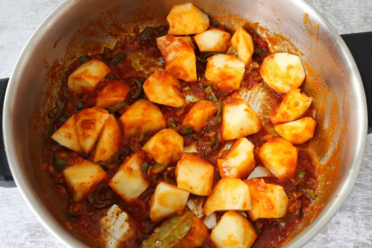 Integrando patatas en la salsa