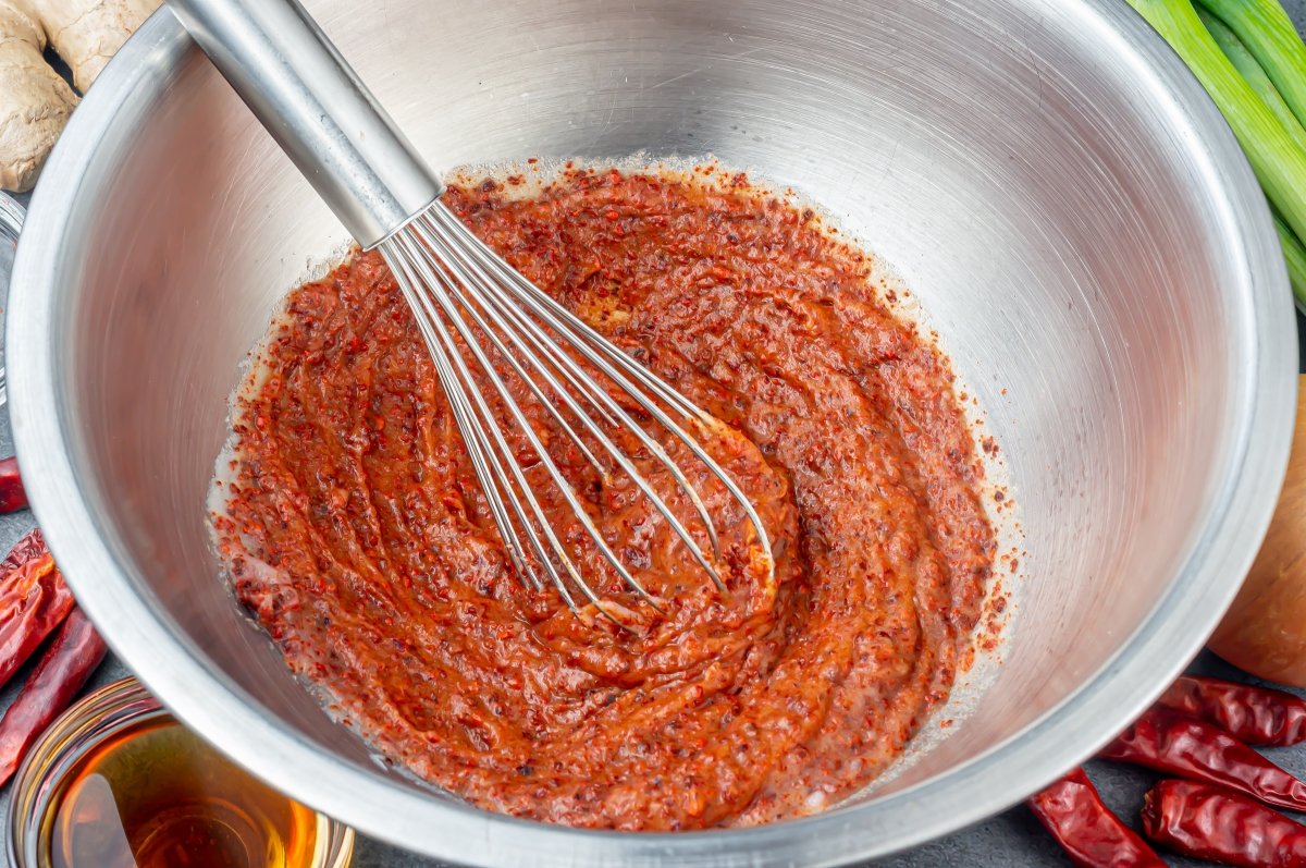 Integrar bien el gochugaru a la base de la salsa kimchi