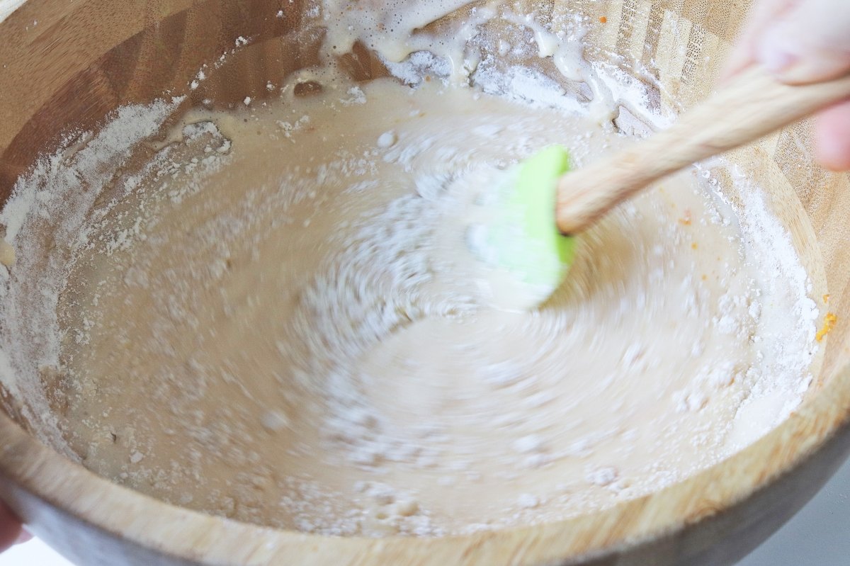 Integrar la harina con movimientos envolventes para el budín de queso
