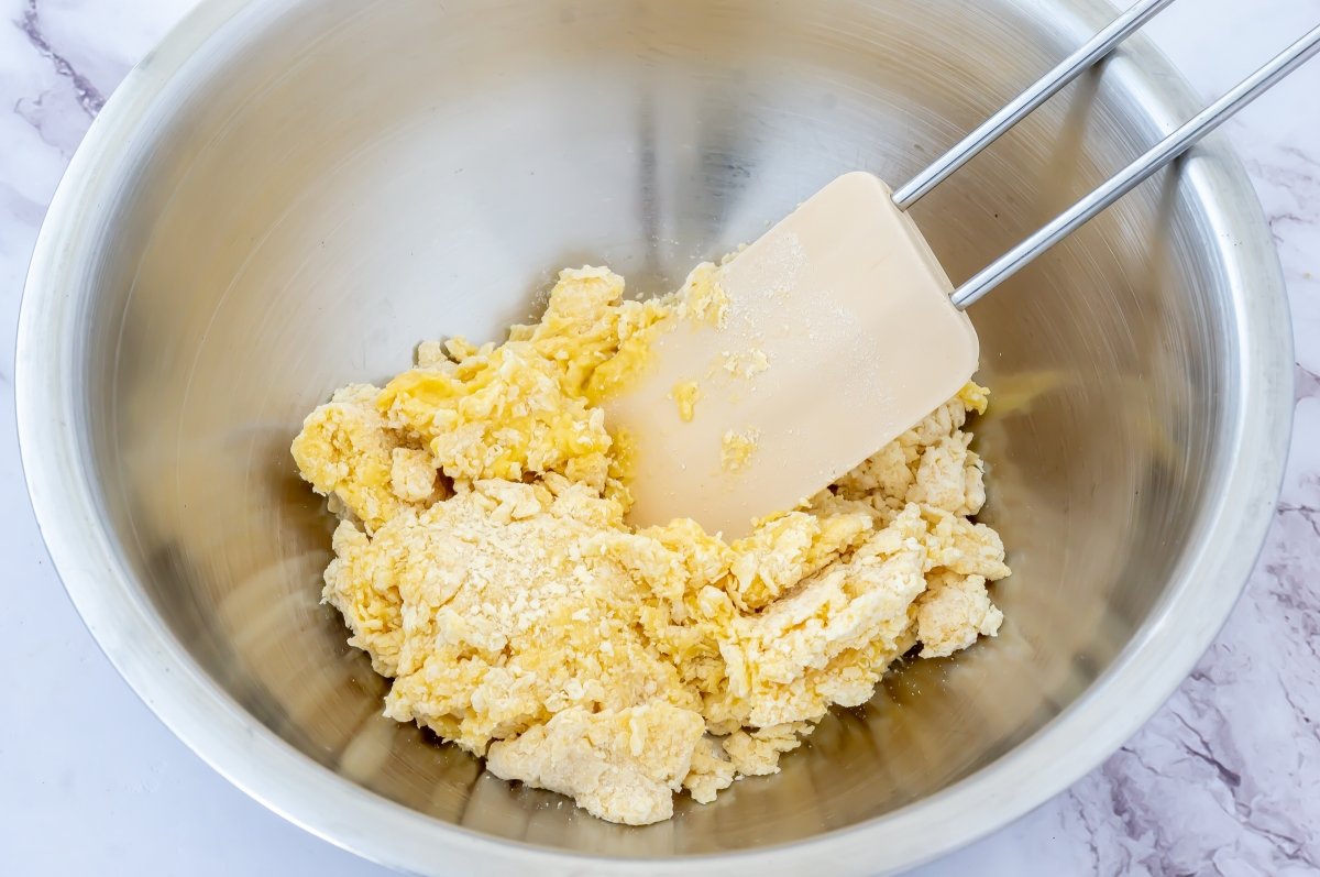 Integrar los ingredientes de los spätzle