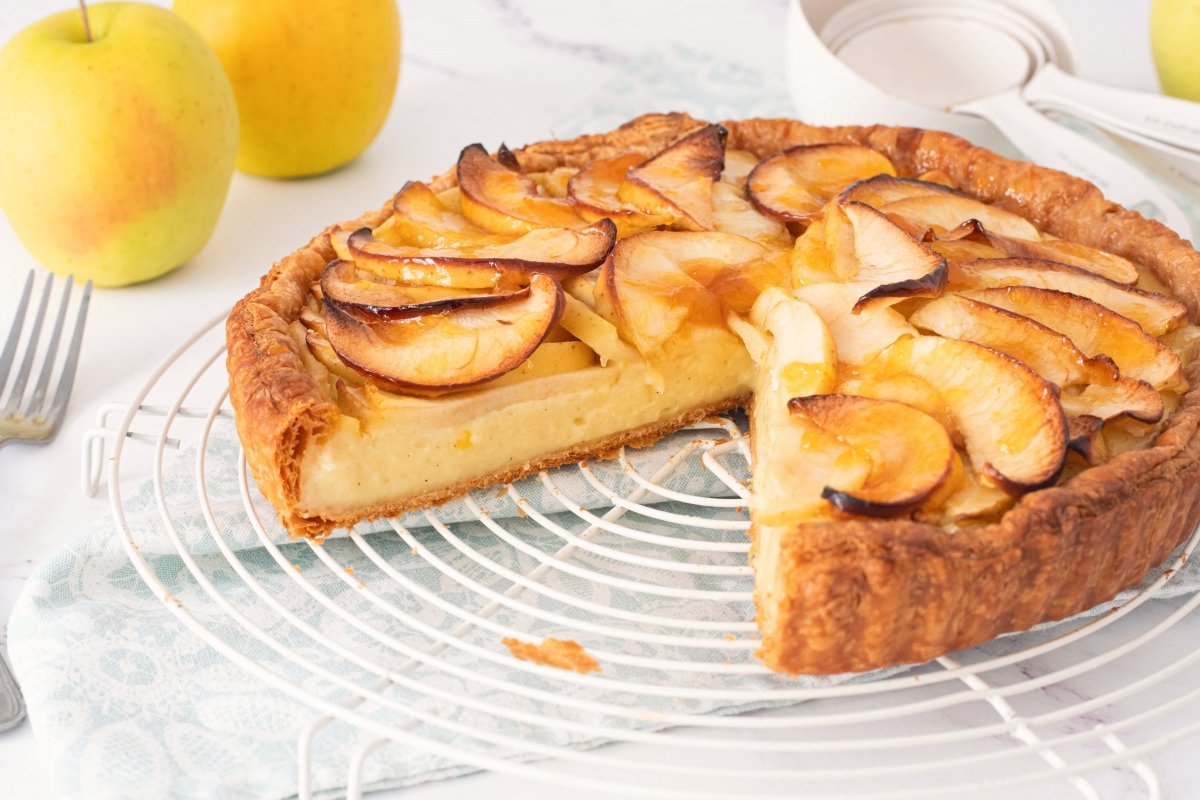 Interior de la tarta de manzana con crema pastelera