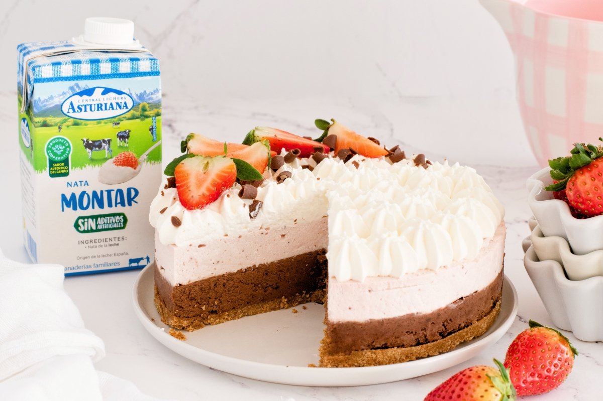 Interior de la tarta mousse de fresas con chocolate