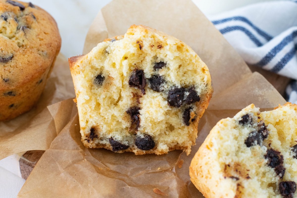 Interior de los muffins con pepitas de chocolate