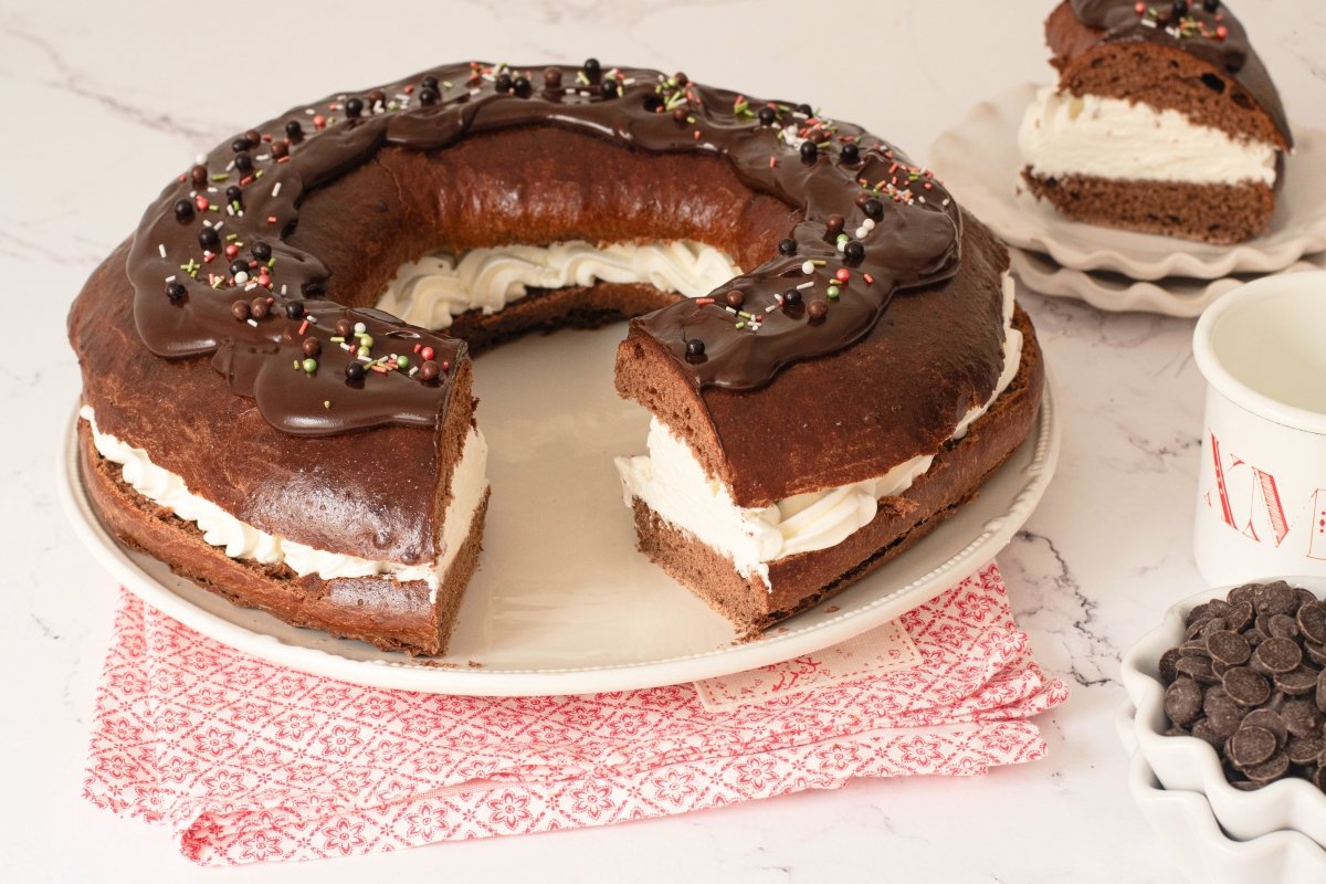 Interior del roscón de reyes de chocolate