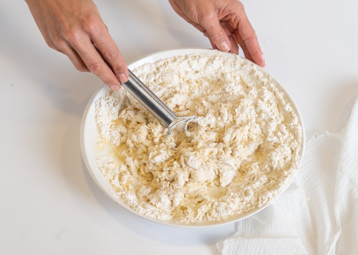 Intregrando ingredientes para hacer pan marroquí