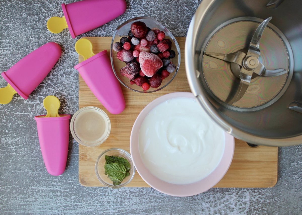 Introduction of the ingredients in the food processor to make the ice cream