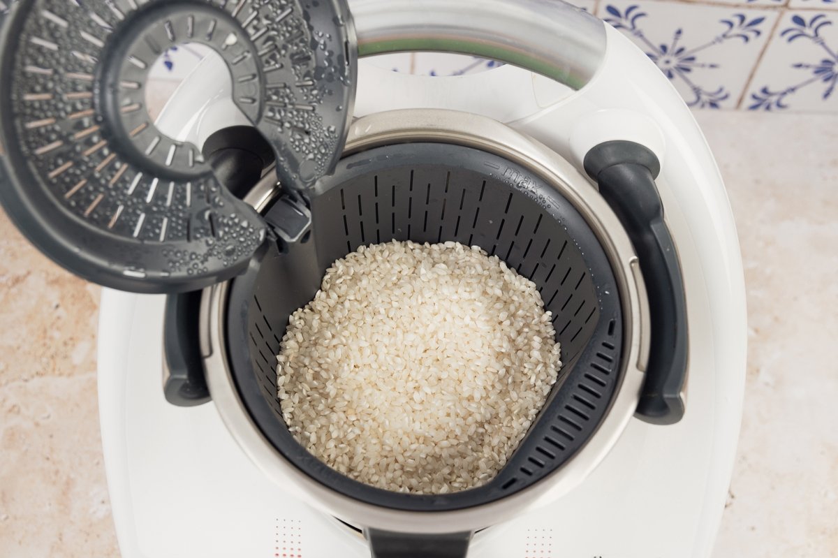 Introducir el arroz en el cestillo