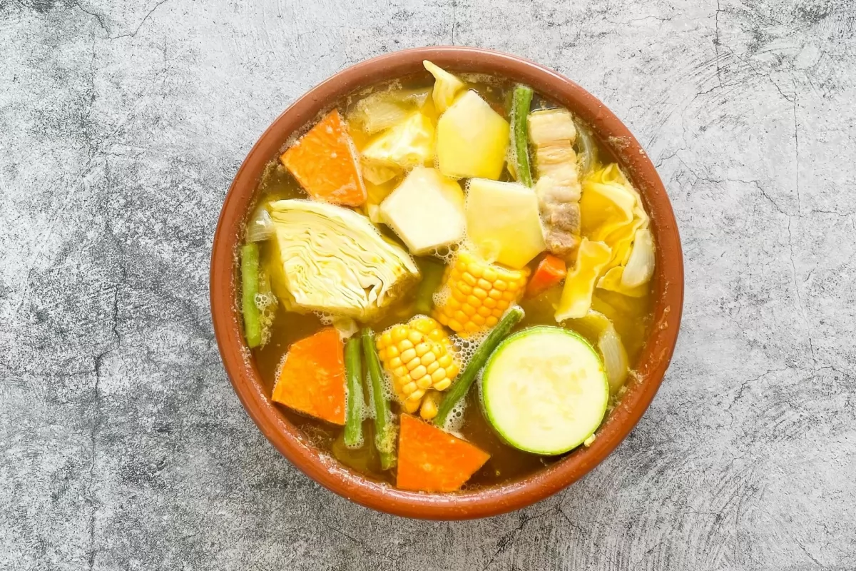 Puchero o potaje canario 4 Introducir el resto de ingredientes y cocinar al fuego suave *
