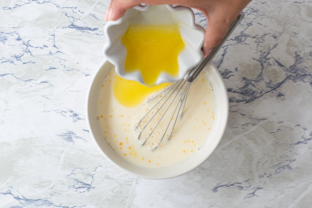 Introducir la mantequilla derretida para elaborar pancakes o tortitas americanas