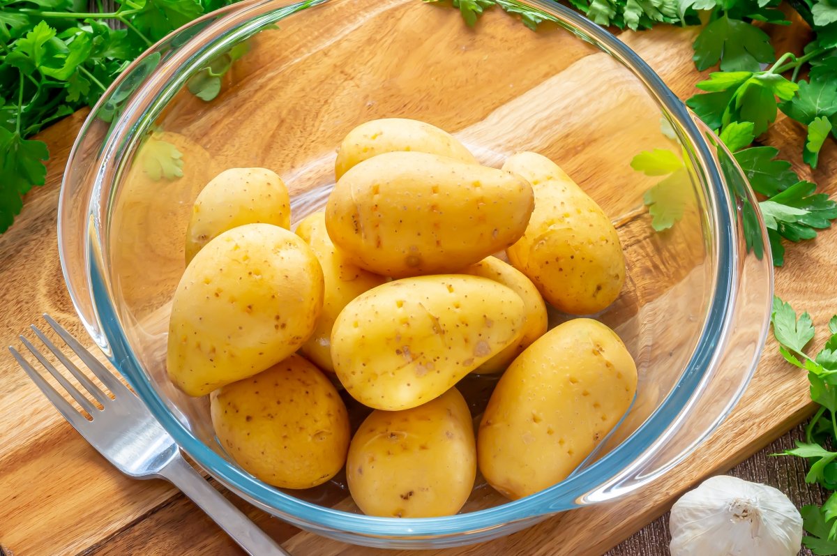 Introducir las patatas en un bol