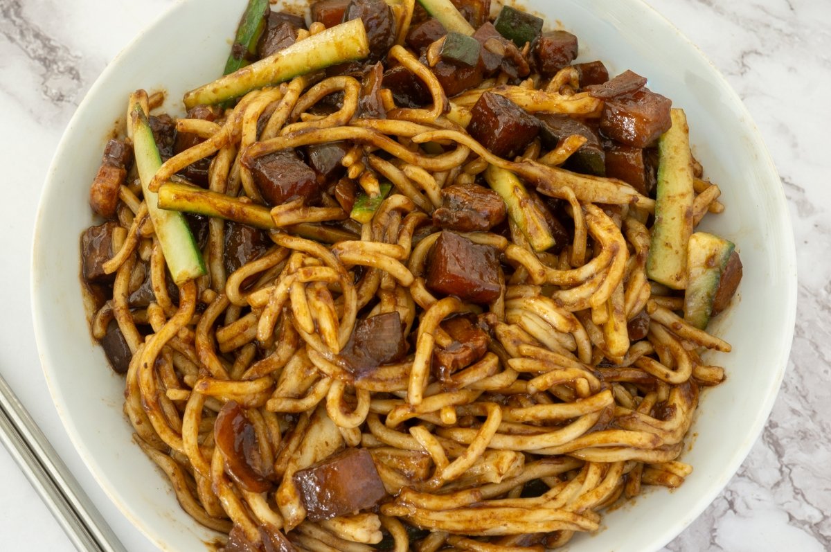Jajangmyeon (fideos negros coreanos)