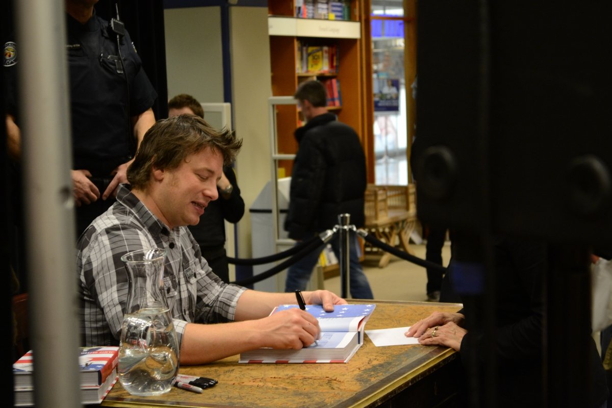 Jamie Oliver firmando autógrafos