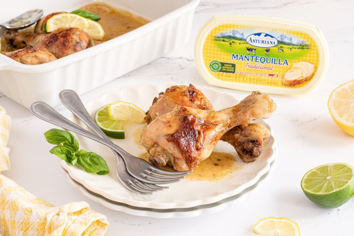Jamoncitos de pollo con mantequilla de cítricos en el plato