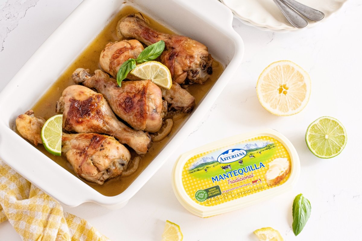 Jamoncitos de pollo con mantequilla de cítricos en la bandeja