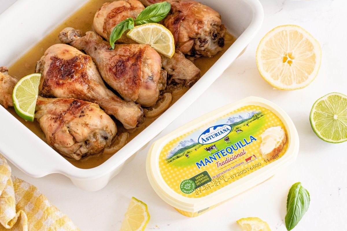 Jamoncitos de pollo con mantequilla de cítricos en la fuente