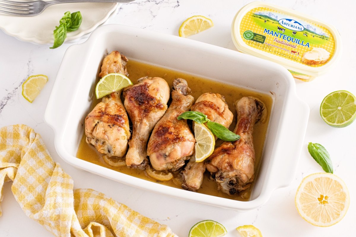 Jamoncitos de pollo con mantequilla de cítricos preparados para servir