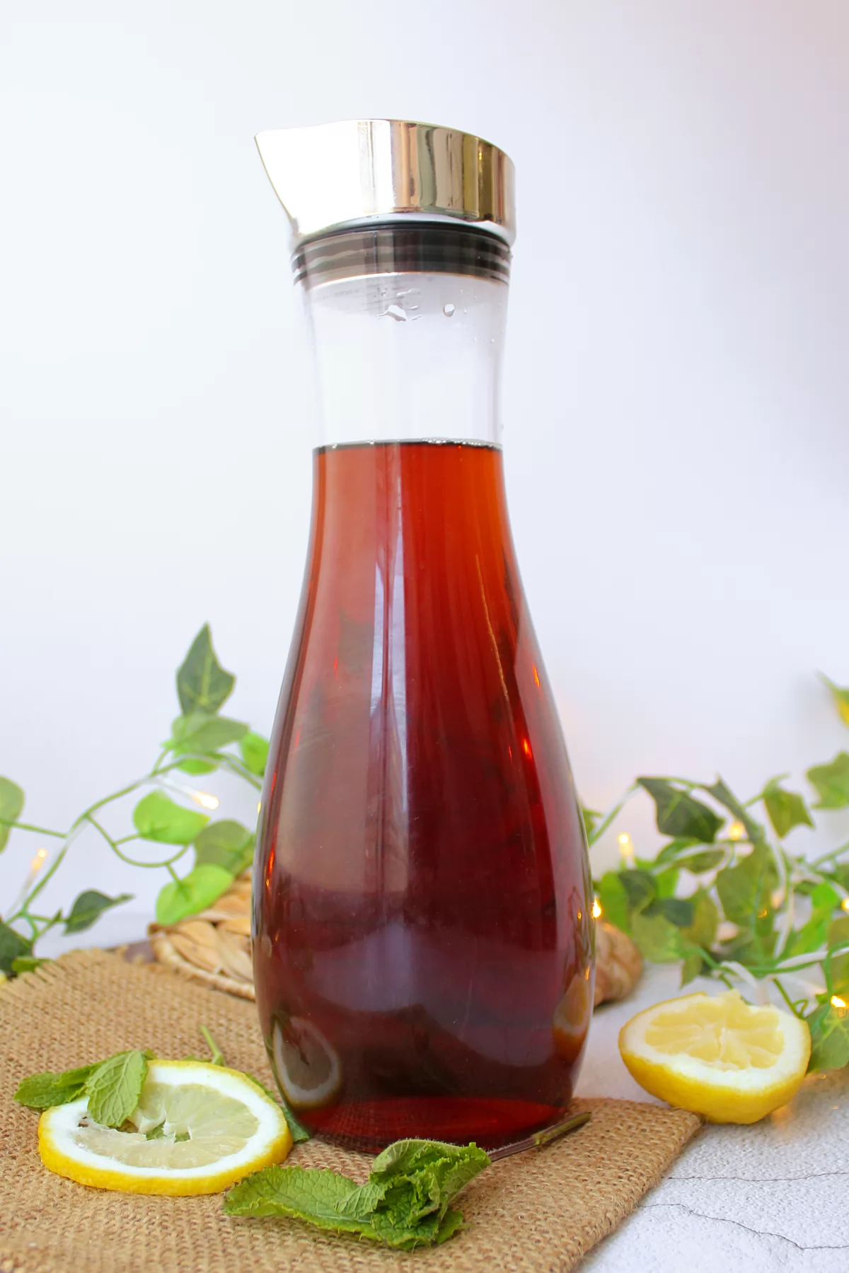 Jarra con la infusión de té negro en su interior