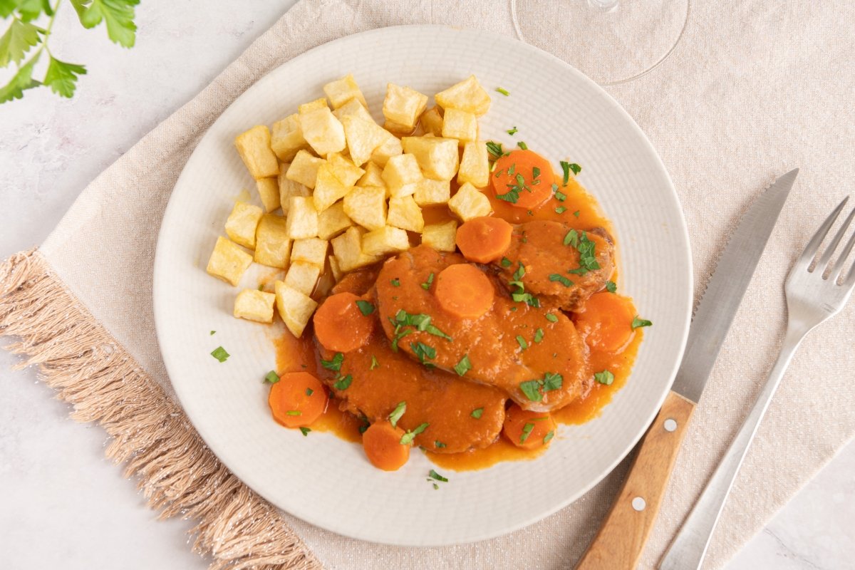 Jarrete de ternera guisado con patatas fritas