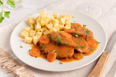 Jarrete de ternera guisado con patatas