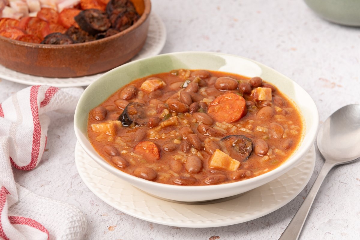 Judías pintas con arroz estofadas