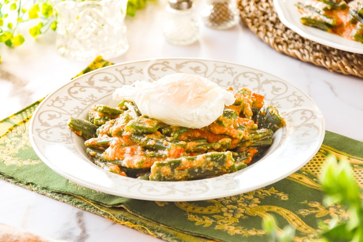 Judías verdes a la andaluza con huevo poché