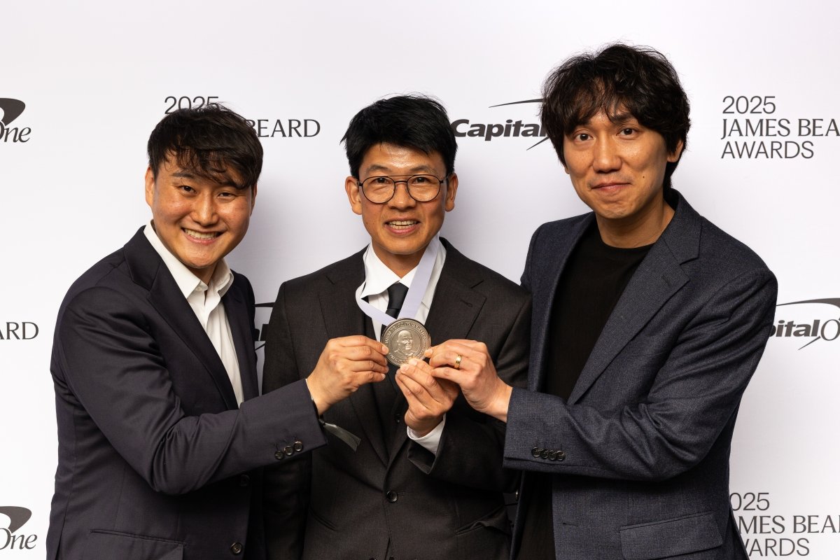Jungsik Yim de Jungsik con el premio James Beard Award 2025