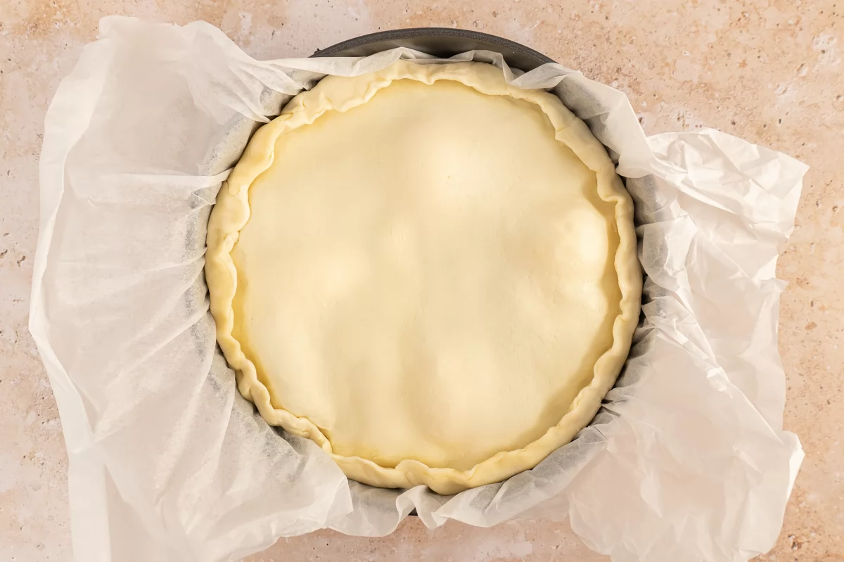 Juntar las dos masas brisa y doblar el borde para la torta pascualina
