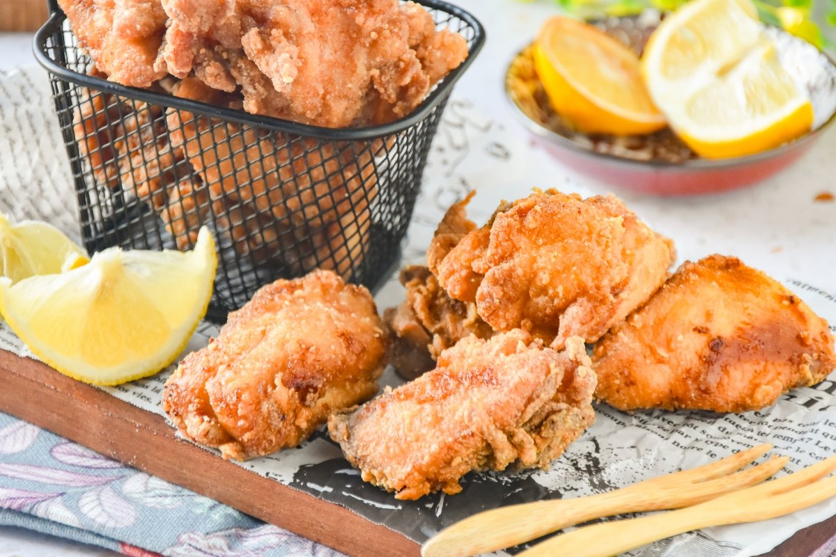 Karaage, pollo frito japonés, listo para comer