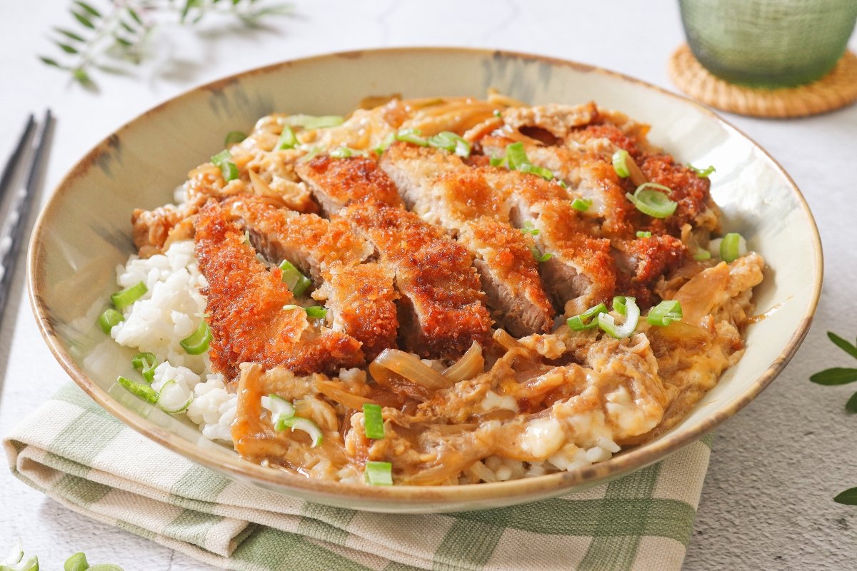 Katsudon con cebolleta