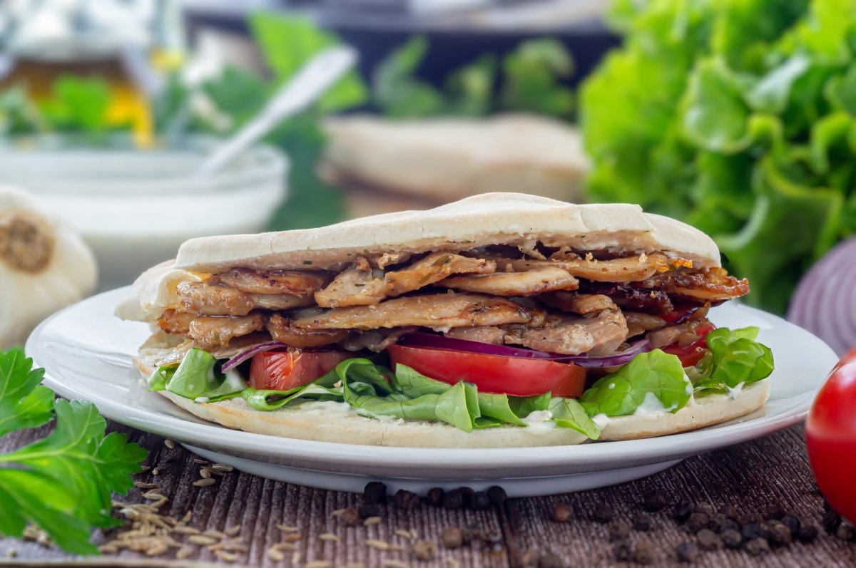 Kebab de pollo casero, cómo hacer un döner o un dürüm kebab en casa