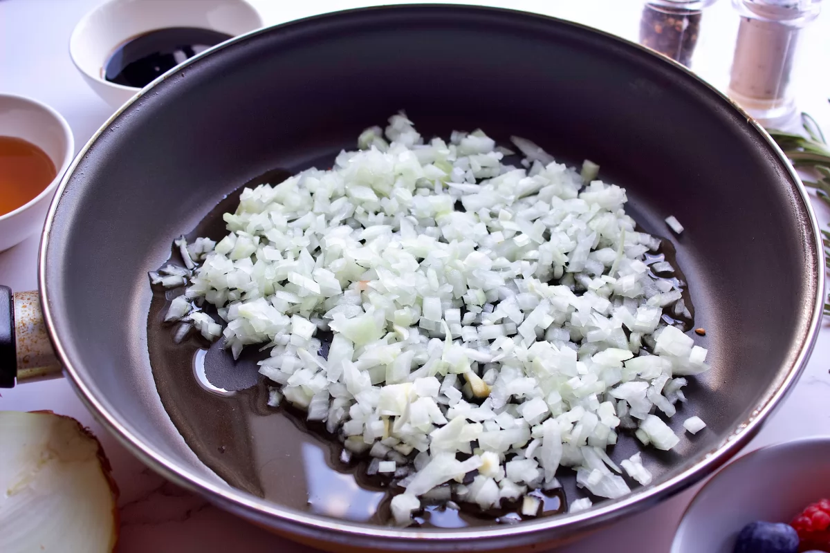 La cebolla del magret de pato a la miel en una sartén