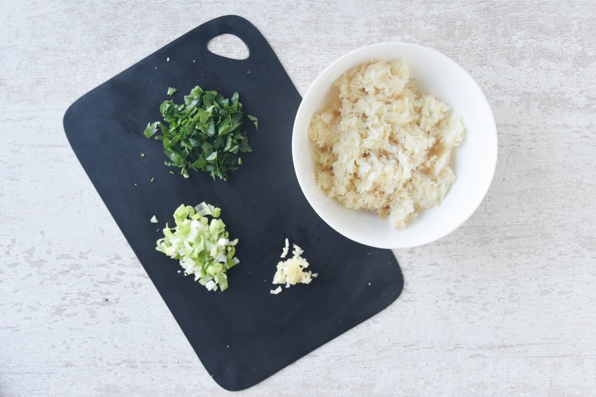 La cebolla, el perejil y el ajo picados de las tortillitas de bacalao